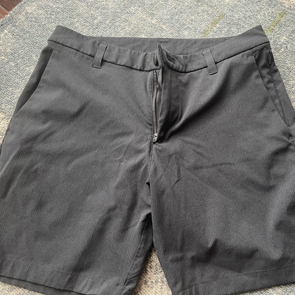 Navy 7” LuLuLemon men’s golf shorts size 28